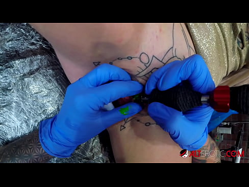 ❤️ Uiters getatoeëerde hottie Sully Savage het 'n tatoeëermerk op haar klitoris gekry ☑ Porno by ons